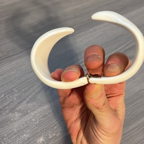 Vintage White Plastic Hinged Bangle Bracelet, EUC - Picture 6 of 6